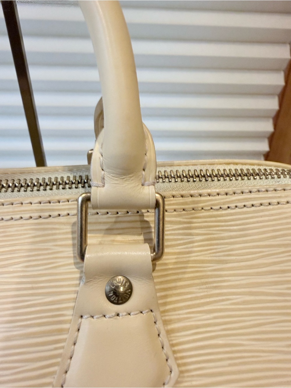 Louis Vuitton Epi Speedy 25 handbag in the color Vanilla - Picture 4 of 16
